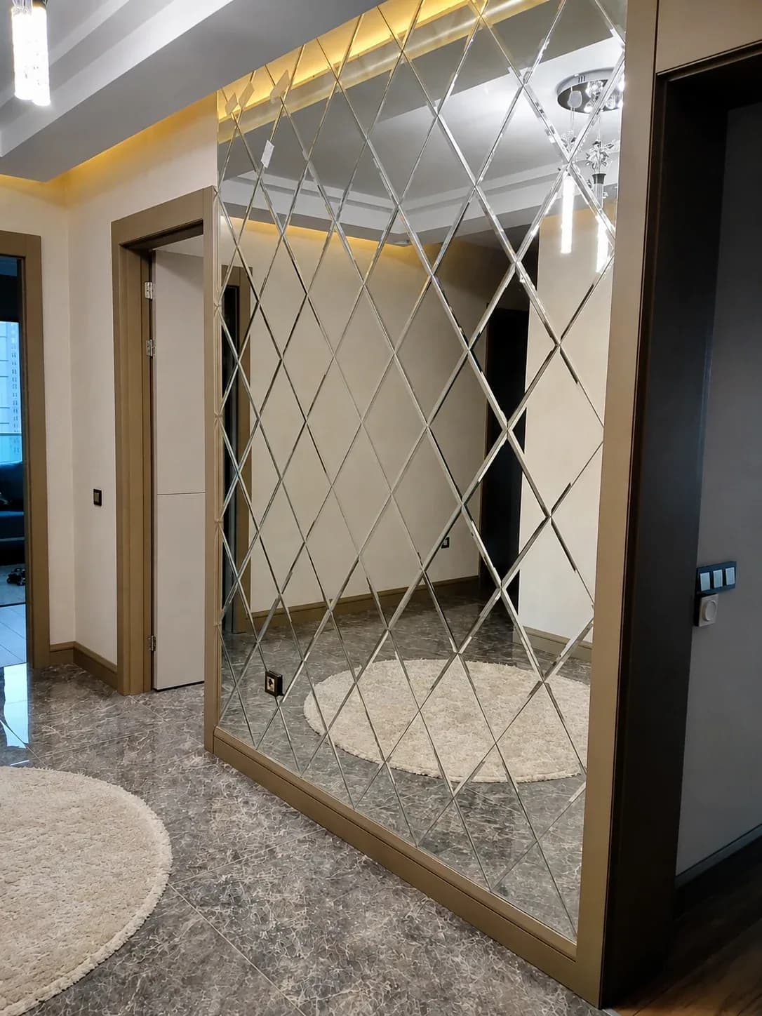 Ayna Dekoru — Ölçüye göre kesilen dekoratif ayna ve reflekte cam uygulamaları.