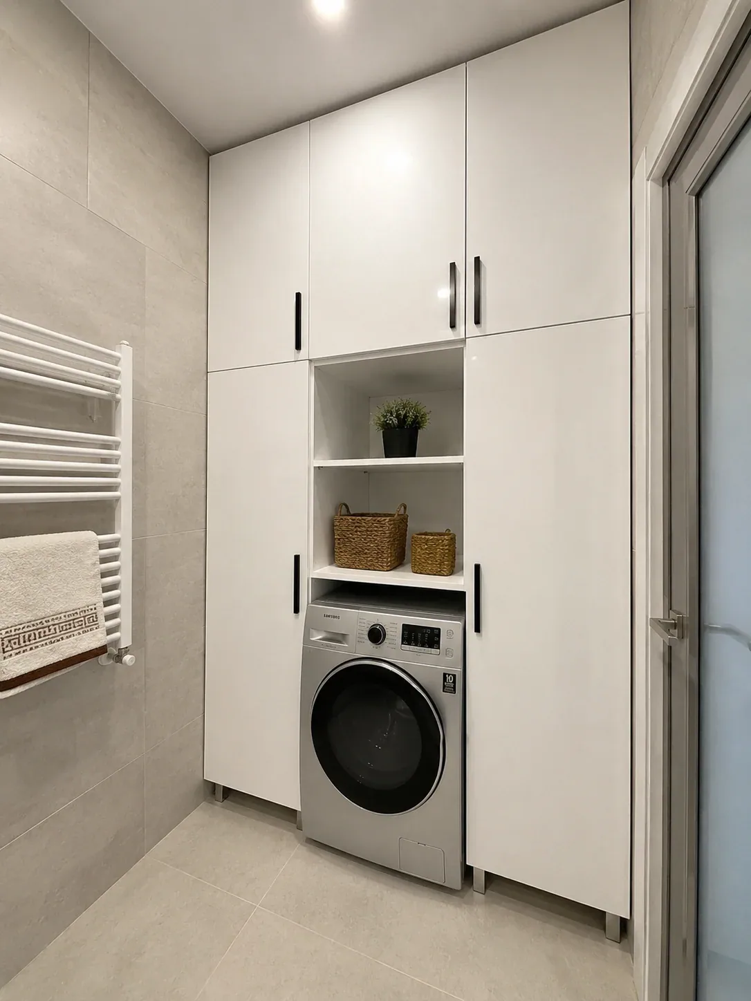 Çamaşır Makinesi Dolabı — Makineyi, kurutucuyu ve deterjanları tek gövdede toplayan banyo çözümü.